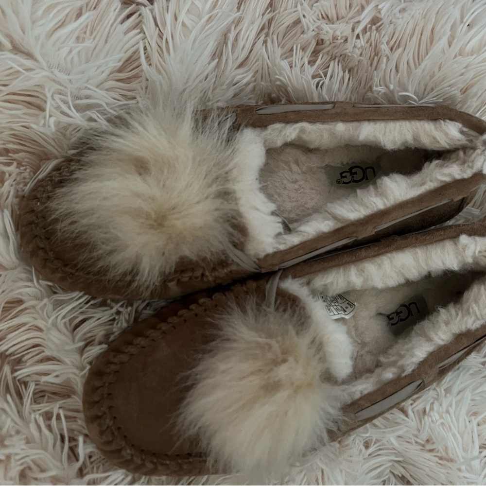 Women’s Size 6 Ugg Slipper!